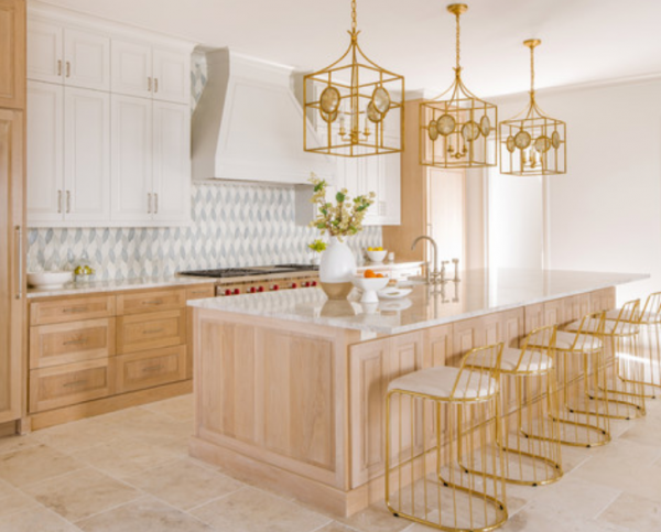 Dapur dengan dinding panel kayu dan peralatan berwarna emas